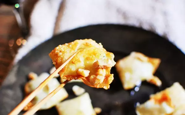 パパッとできる大人なおつまみ「チーズ＆メープルわんたん」。赤ワインにどうぞ