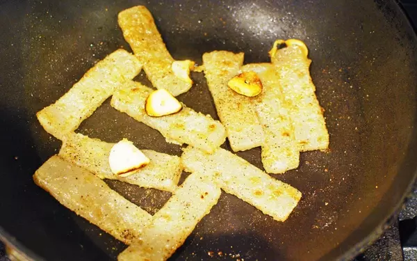 ガッツリ飯がやめられない女子へのダイエットレシピ「こんにゃくでヘルシー回鍋肉風炒め」