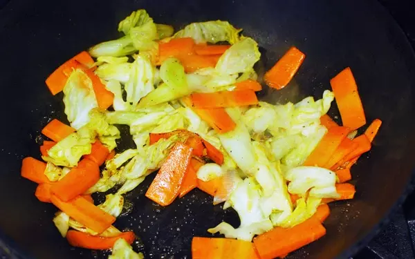 ガッツリ飯がやめられない女子へのダイエットレシピ「こんにゃくでヘルシー回鍋肉風炒め」