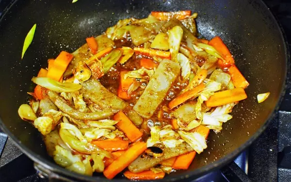 ガッツリ飯がやめられない女子へのダイエットレシピ「こんにゃくでヘルシー回鍋肉風炒め」