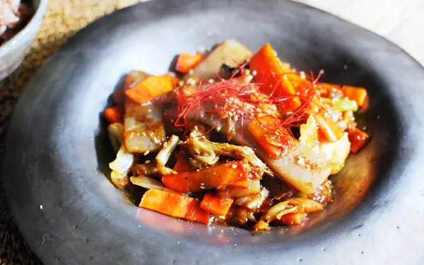 ガッツリ飯がやめられない女子へのダイエットレシピ「こんにゃくでヘルシー回鍋肉風炒め」