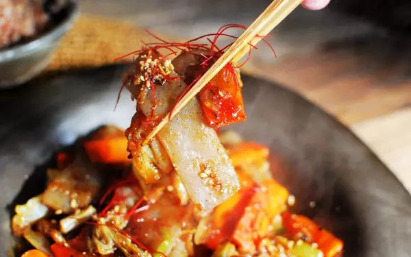 ガッツリ飯がやめられない女子へのダイエットレシピ「こんにゃくでヘルシー回鍋肉風炒め」