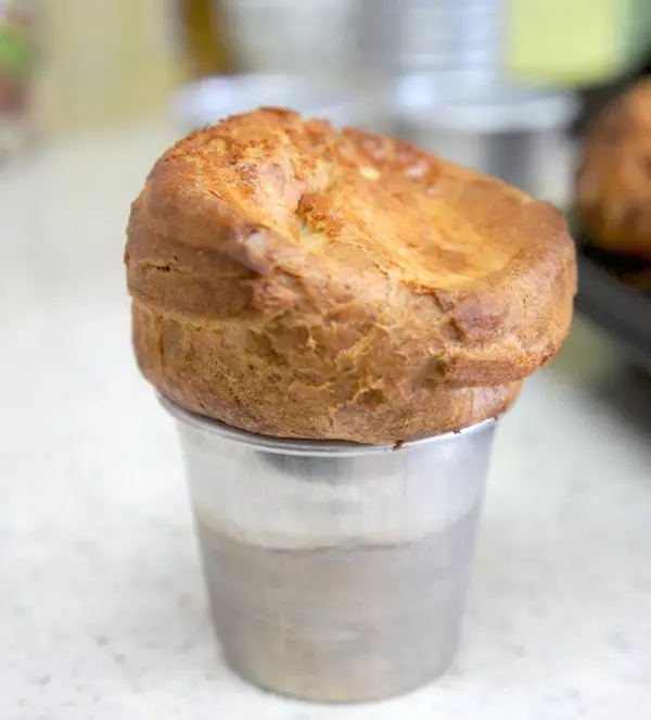 混ぜて焼くだけ！ 話題の「ポップオーバーとダッチベイビー」の2つがほぼ同じ材料で簡単にできる