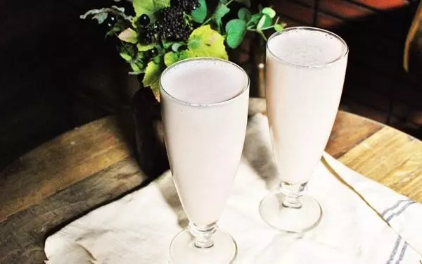 注目される第3のミルクことアーモンドミルクをおうちで作る簡単レシピ