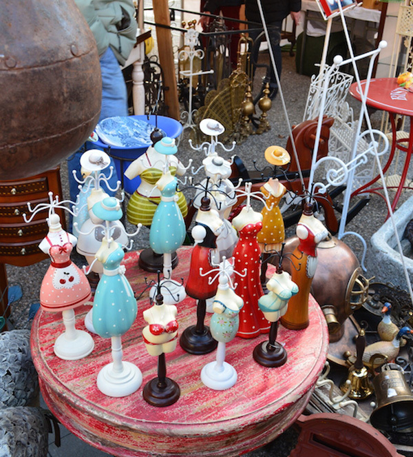 D&GのブレスレットにALESSIの置物…イタリア女性に人気のアンティーク4選