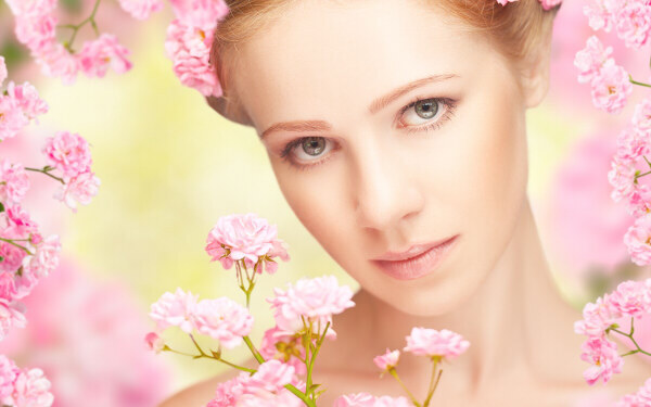 甘すぎない大人ピンクで決まり！ この春の最新メイクアイテム