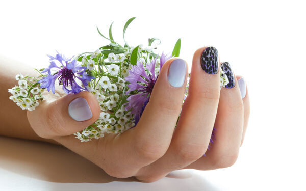 グレイッシュネイルが人気急上昇中！ イタリア流の大人色っぽい指先のつくり方