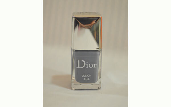 グレイッシュネイルが人気急上昇中！ イタリア流の大人色っぽい指先のつくり方