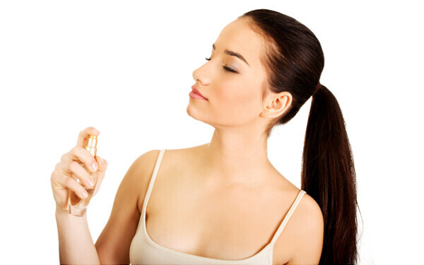 彼との距離を縮める香水テク。あのパーツにつけることで確実に魅力アップ！