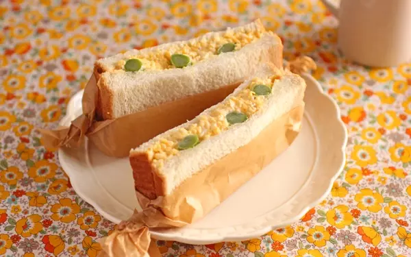 お花見やピクニックに♪ ふんわり卵とアスパラのサンドイッチ