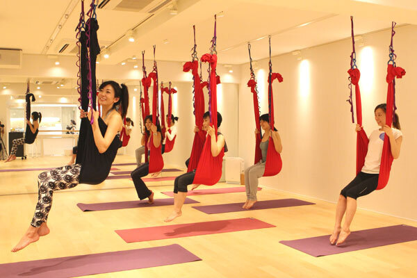 宙吊りにハワイ発祥の自己整体メソッドも。春から始めたい新感覚のエクササイズ3選