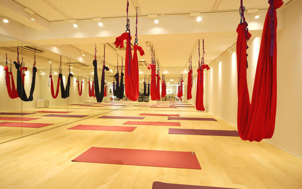 宙吊りにハワイ発祥の自己整体メソッドも。春から始めたい新感覚のエクササイズ3選