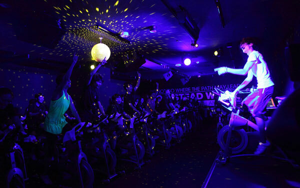 宙吊りにハワイ発祥の自己整体メソッドも。春から始めたい新感覚のエクササイズ3選