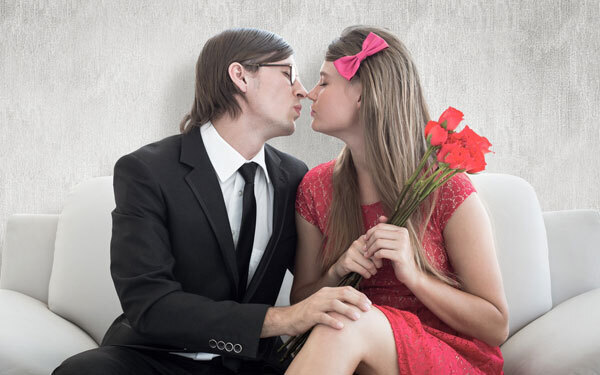 彼の気になる存在になるには？　男性が本能的に触れたくなる女性の特徴３つ