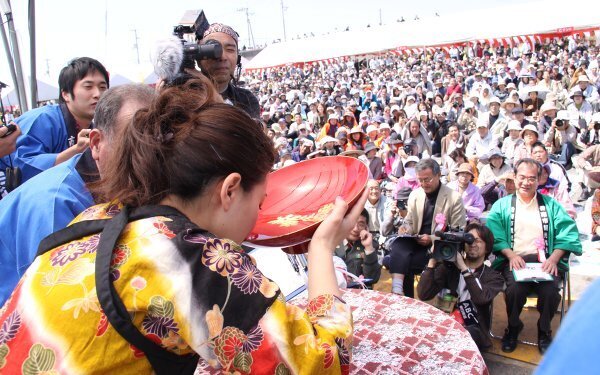 GWのお出かけ候補に。豪快すぎる！ 何かと話題の高知県の奇祭「どろめ祭り」