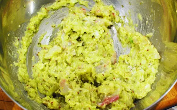 白ワインのお供に、おしゃれおつまみ「真鯛とアボカドのヘルシータルタル」