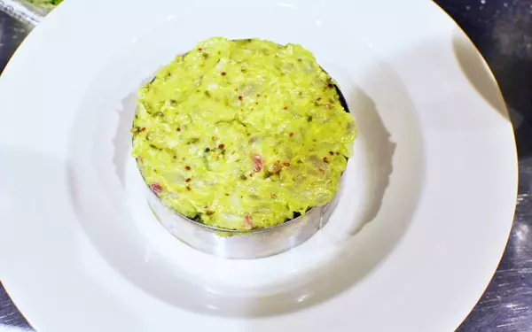 白ワインのお供に、おしゃれおつまみ「真鯛とアボカドのヘルシータルタル」