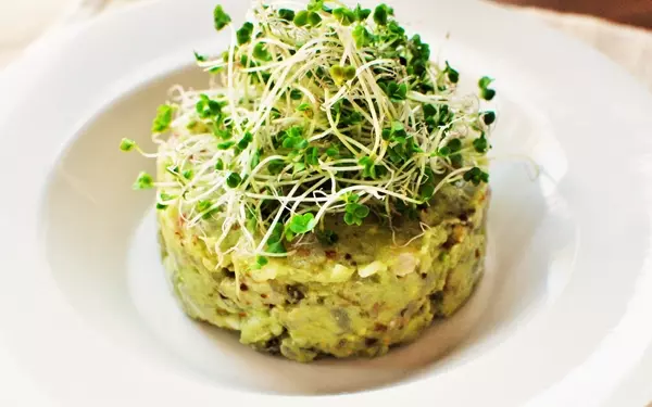 白ワインのお供に、おしゃれおつまみ「真鯛とアボカドのヘルシータルタル」