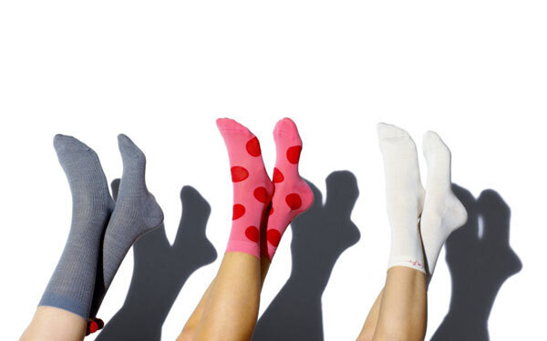 あのマノロ・ブラニクとファルケが夢のコラボ！ オシャレすぎる靴下