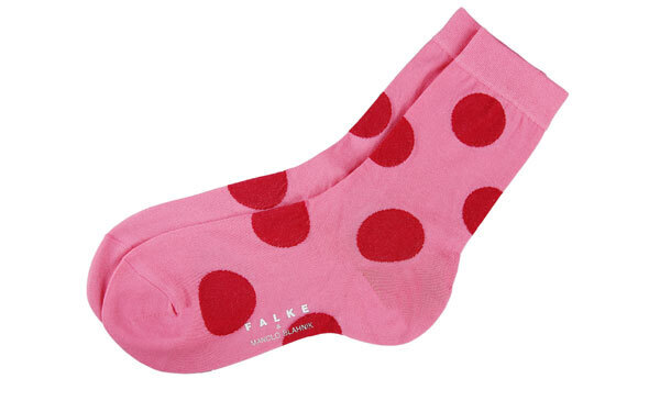 あのマノロ・ブラニクとファルケが夢のコラボ！ オシャレすぎる靴下