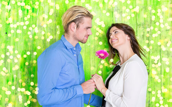 男性のロマンチストなところを上手に刺激すればスムーズに恋が展開する