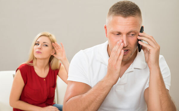 近頃、なんだか怪しい気配を感じる、彼の浮気を見抜くには「目」の力を使うべき