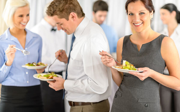 同級生や幼馴染が恋人に、同窓会で恋に落ちやすい人って？