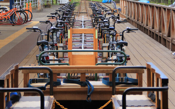 線路の上をサイクリング 岐阜県奥飛騨の レールマウンテンバイク ガッタンゴー が大人気 ウーマンエキサイト 1 2