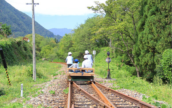 線路の上をサイクリング、岐阜県奥飛騨の「レールマウンテンバイク ガッタンゴー」が大人気！