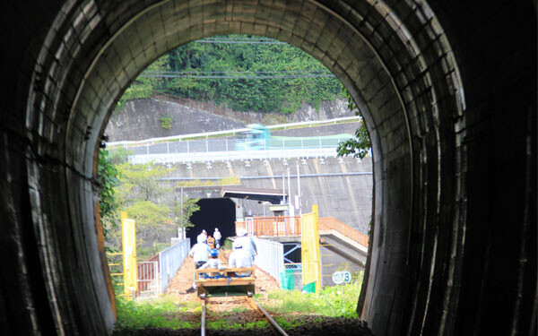 線路の上をサイクリング、岐阜県奥飛騨の「レールマウンテンバイク ガッタンゴー」が大人気！