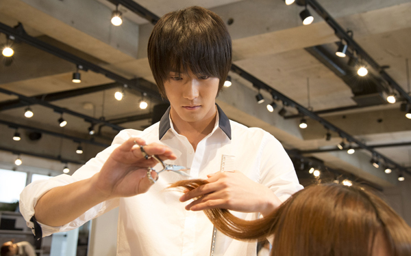 イケメン美容師があなたの心もスタイリング！ 映画『鏡の中の笑顔たち』白石隼也インタビュー