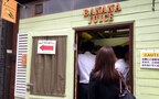 知る人ぞ知る、銀座の路地裏にたたずむ大人気のバナナジュース専門店