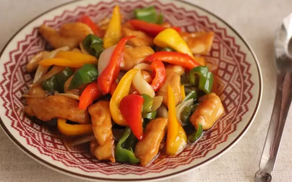 フライパンひとつで揚げずにできる！ 鶏むね肉のカラフル酢豚風