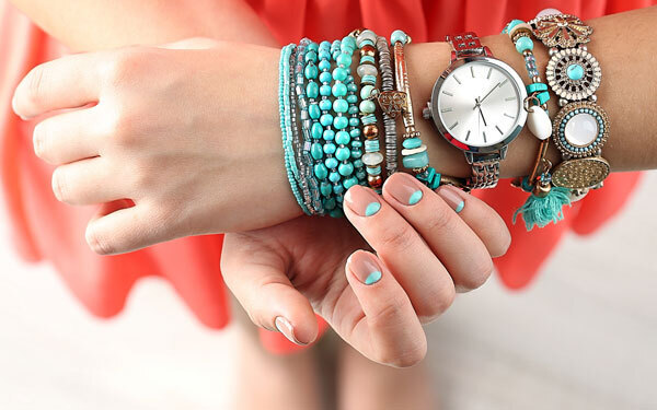 今夏の手元は「盛る」がトレンド、TPOに合わせて華やかさをプラス