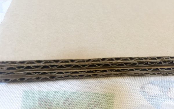 材料は周りにあるものだけ！ ファブリックパネルをかんたんDIY