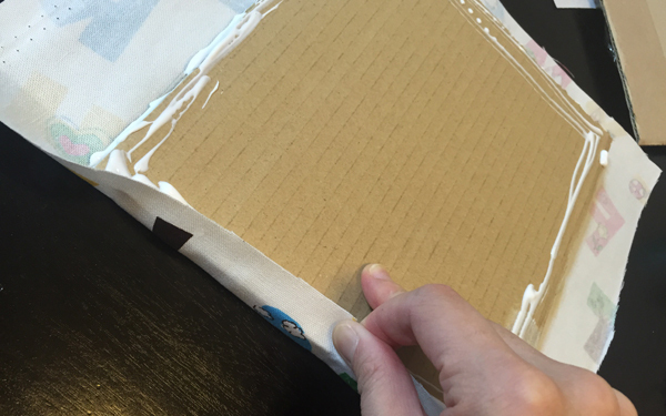 材料は周りにあるものだけ！ ファブリックパネルをかんたんDIY