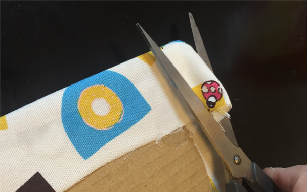 材料は周りにあるものだけ！ ファブリックパネルをかんたんDIY