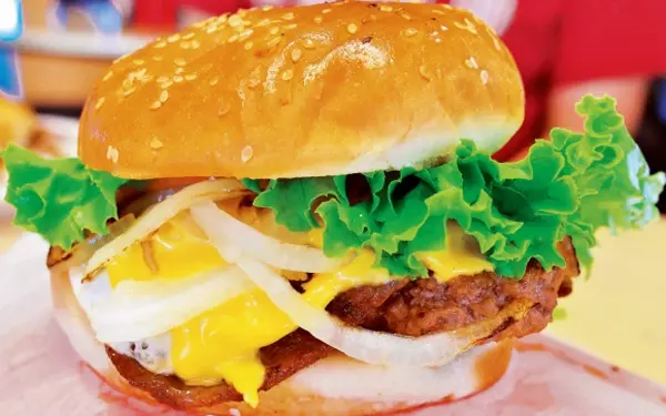 ハワイ通が選んだ絶品グルメBest3！ 全米ベスト50に選ばれたバーガーも