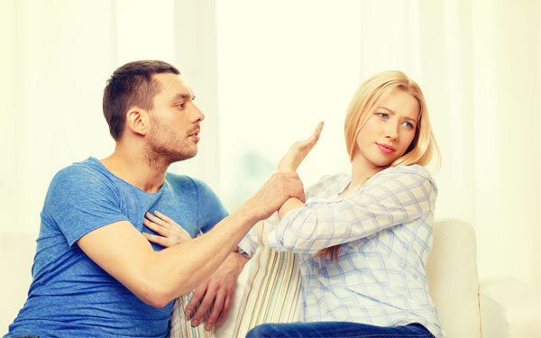 これをやると残念女子に！　恋愛が上手くいかなくなるNG言動