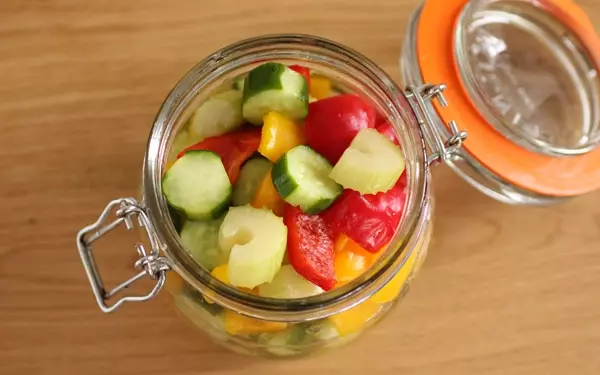 お酢パワーで夏バテ防止!調味料2つのカラフルピクルス