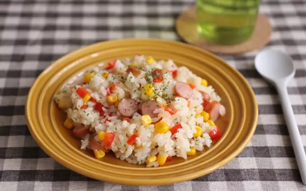 簡単・レンジでたった3分！ 安うまソーセージとコーンのピラフ