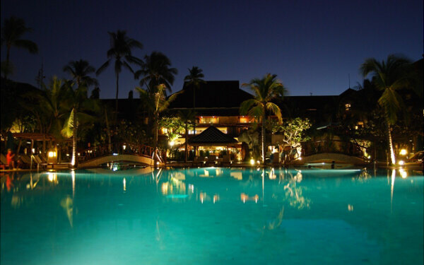 会社帰りにもOK　ナイトプールで夏ならではの大人デート