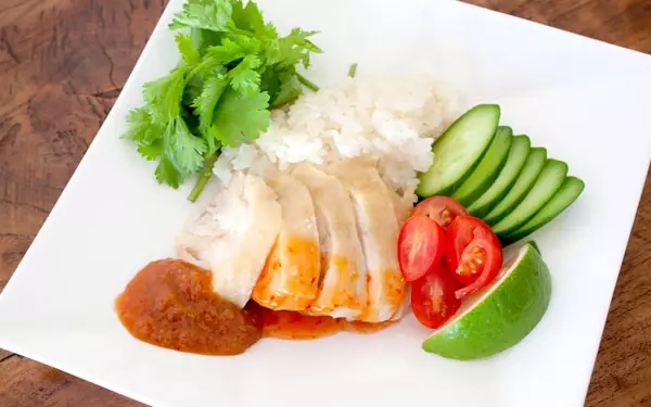 暑い夏には炊飯器調理　日本米でもパラリと仕上がる「海南チキンライス」