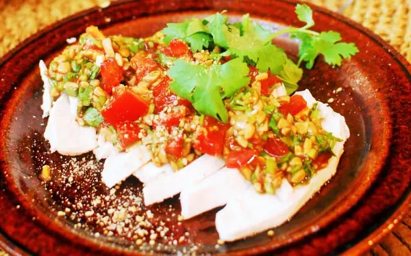 ひき割りを邪道と呼ばせない！　納豆ソース蒸し鶏