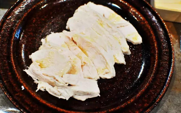 ひき割りを邪道と呼ばせない！　納豆ソース蒸し鶏