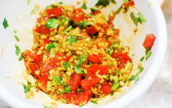 ひき割りを邪道と呼ばせない！　納豆ソース蒸し鶏