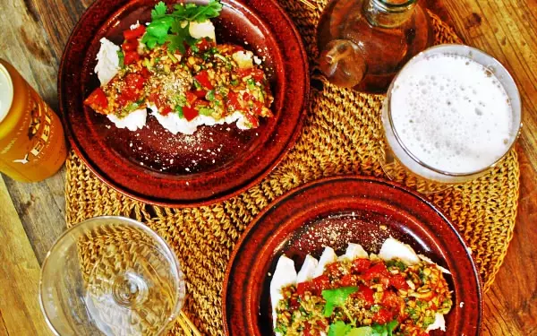 ひき割りを邪道と呼ばせない！　納豆ソース蒸し鶏