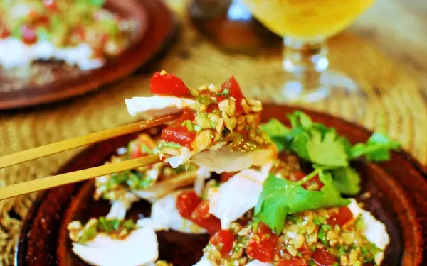 ひき割りを邪道と呼ばせない！　納豆ソース蒸し鶏