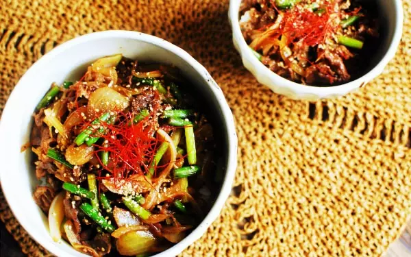 残暑の厳しい季節に! 夏仕様、ピリ辛アレンジ中華風牛丼