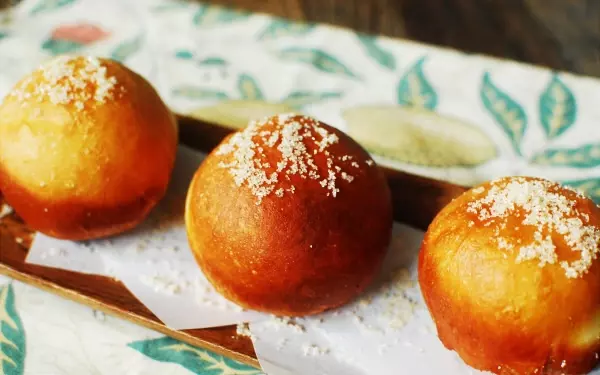 手作りならでは！　アツアツ、チーズ入り餡ドーナッツ